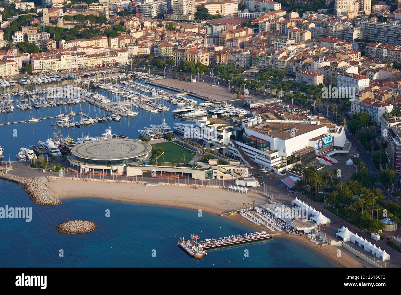 VUE AÉRIENNE. Palais des Festivals et des conférences (siège du Festival de Cannes) et le Vieux Port. Cannes, Côte d'Azur, France. Banque D'Images