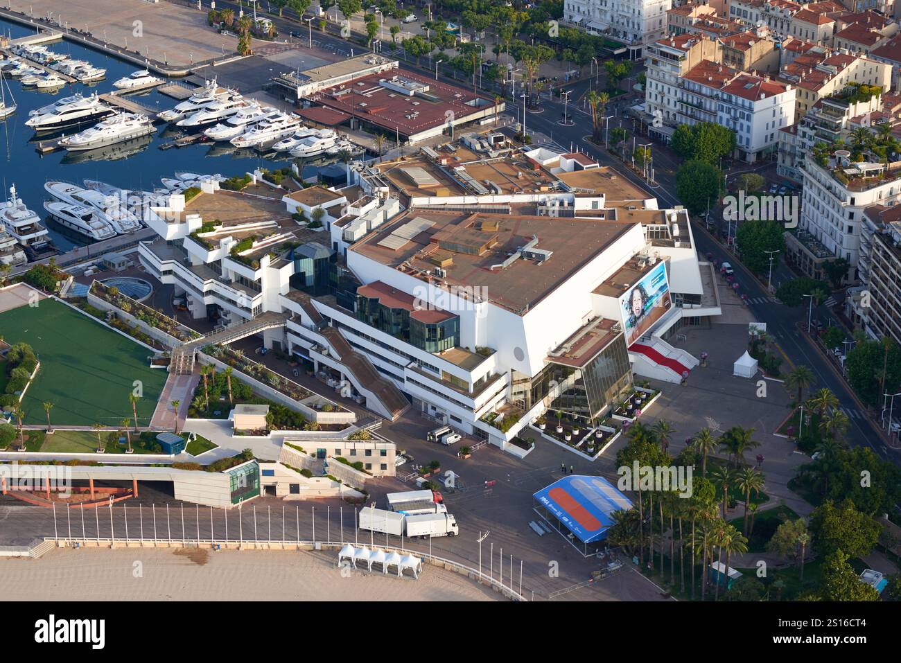 VUE AÉRIENNE. Palais des Festivals et des conférences (siège du Festival de Cannes) et le Vieux Port. Cannes, Côte d'Azur, France. Banque D'Images