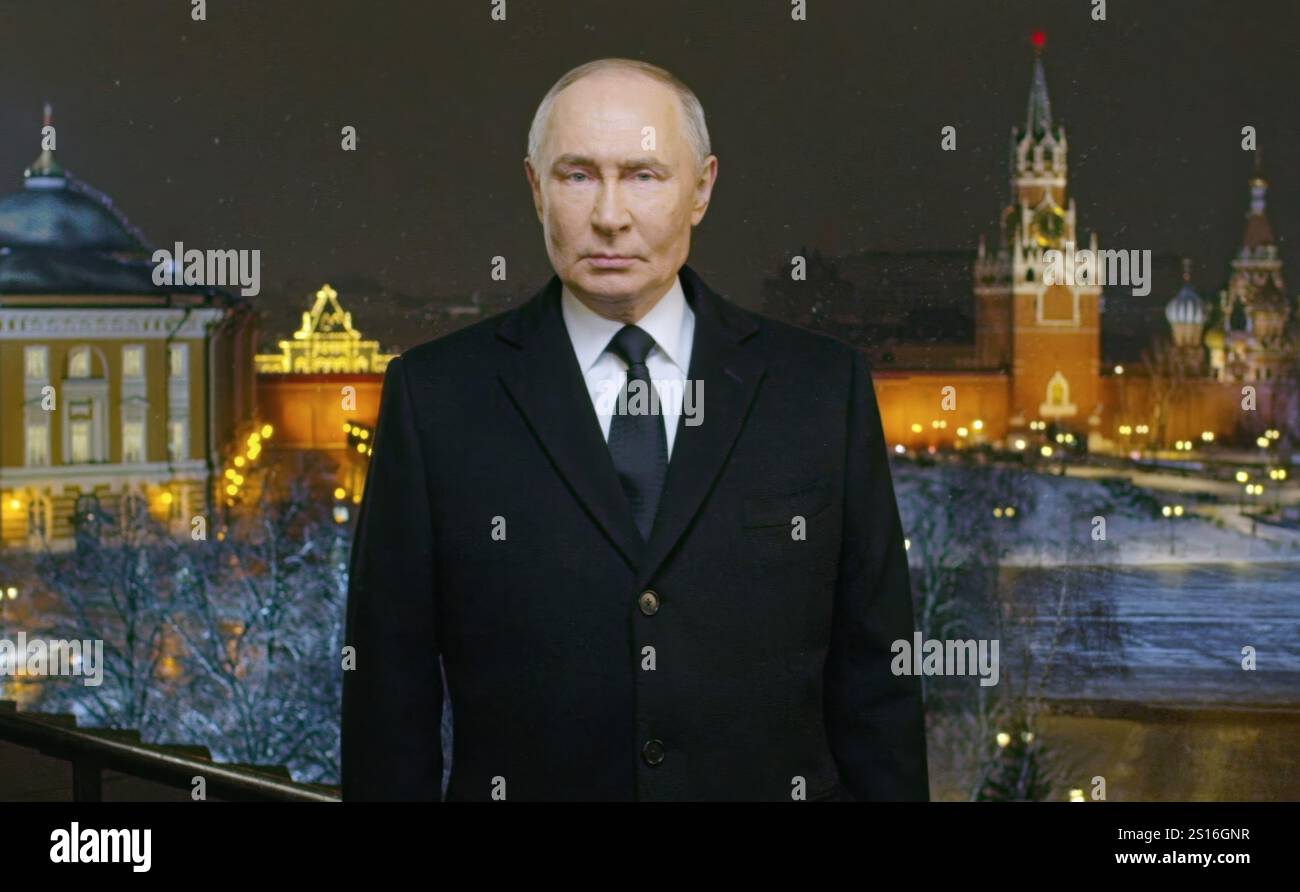 Moscou, Russie. 31 décembre 2024. Le président russe Vladimir Poutine, prononce son traditionnel discours du nouvel an au peuple russe, depuis le Kremlin, le 31 décembre 2024 à Moscou, en Russie. Poutine, dans le message de trois minutes et demie du Kremlin a marqué sa 25ème année au pouvoir. Crédit : Président russe/Kremlin Pool/Alamy Live News Banque D'Images