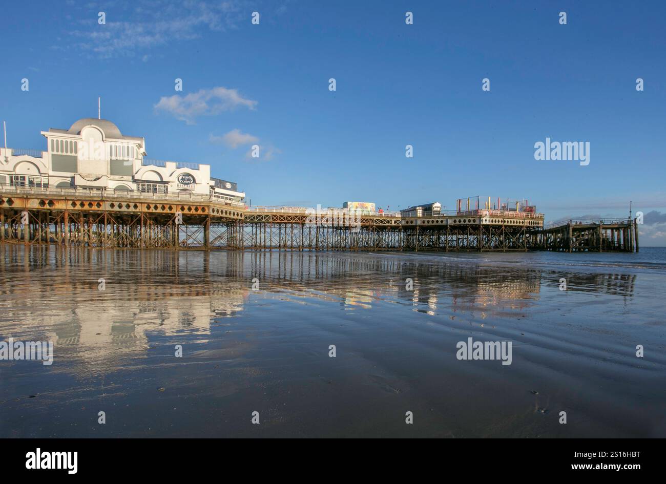 Southsea Pier Portsmouth, Royaume-Uni, sur une journée suuny avec des reflets sur la plage Banque D'Images