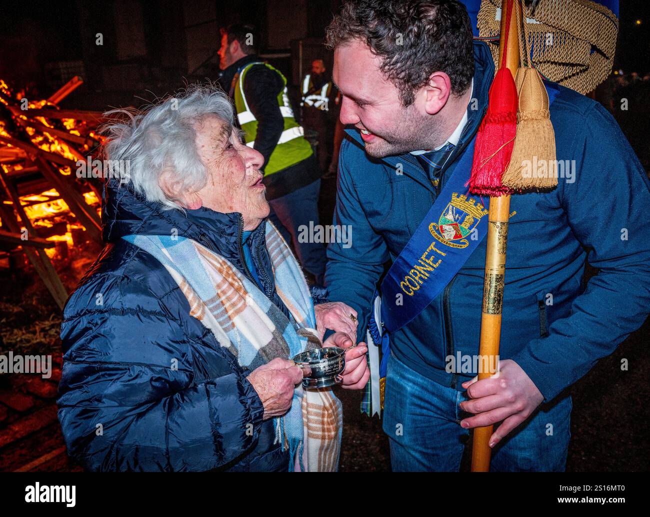 Bien que le feu de joie annuel de Hogmanay à Biggar, South Lanarkshire ait dû être annulé en raison des vents violents, la procession aux flambeaux a eu lieu et a eu lieu Banque D'Images