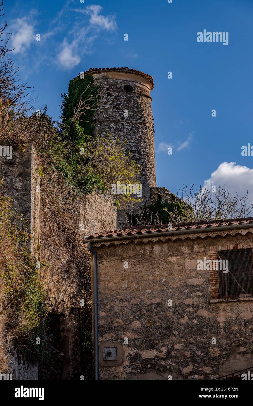 Pesche, village de la province d'Isernia, à Molise, perché le long des pentes abruptes du Mont San Marco, un point blanc contre le vert de la mounta Banque D'Images