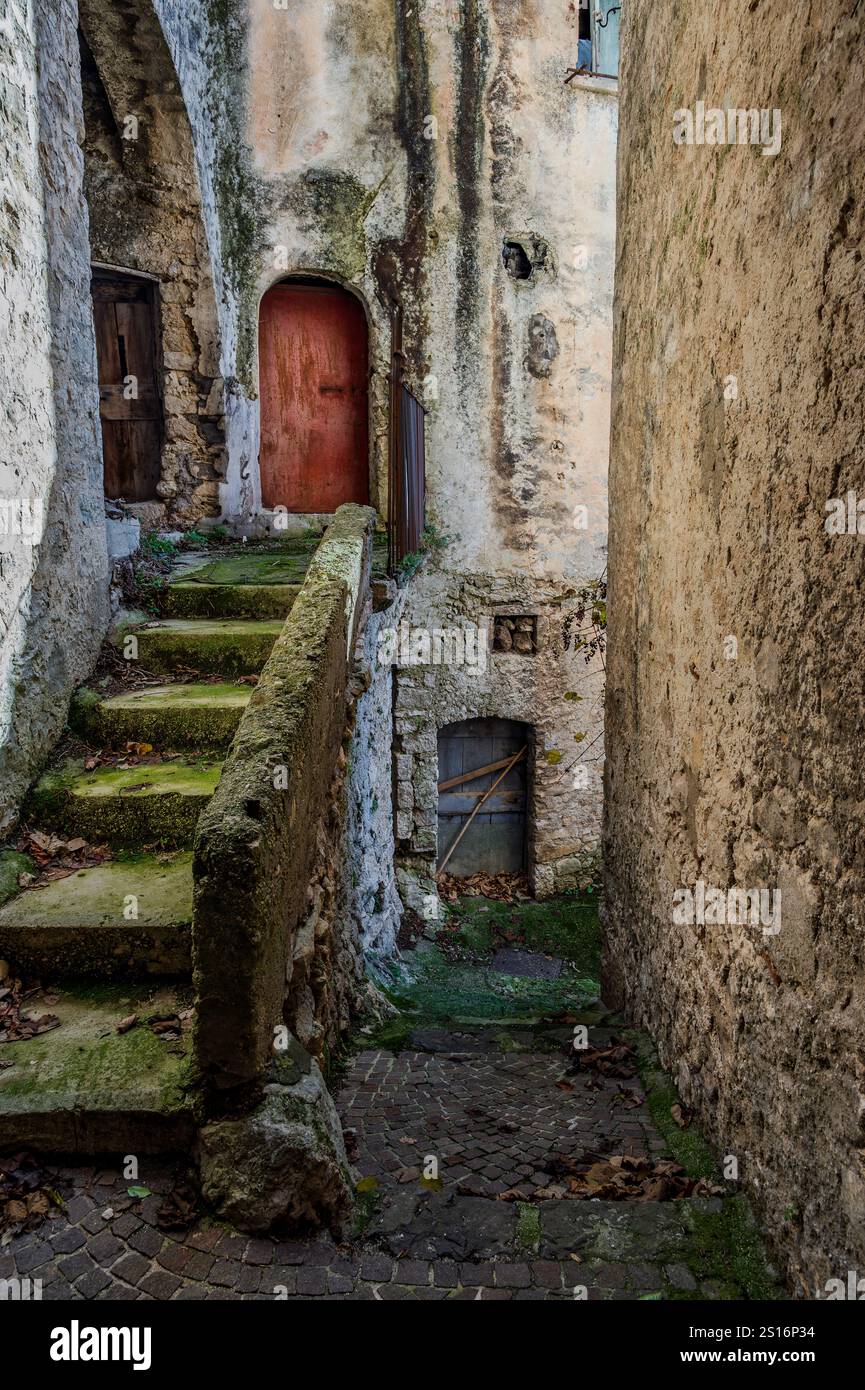 Pesche, village de la province d'Isernia, à Molise, perché le long des pentes abruptes du Mont San Marco, un point blanc contre le vert de la mounta Banque D'Images