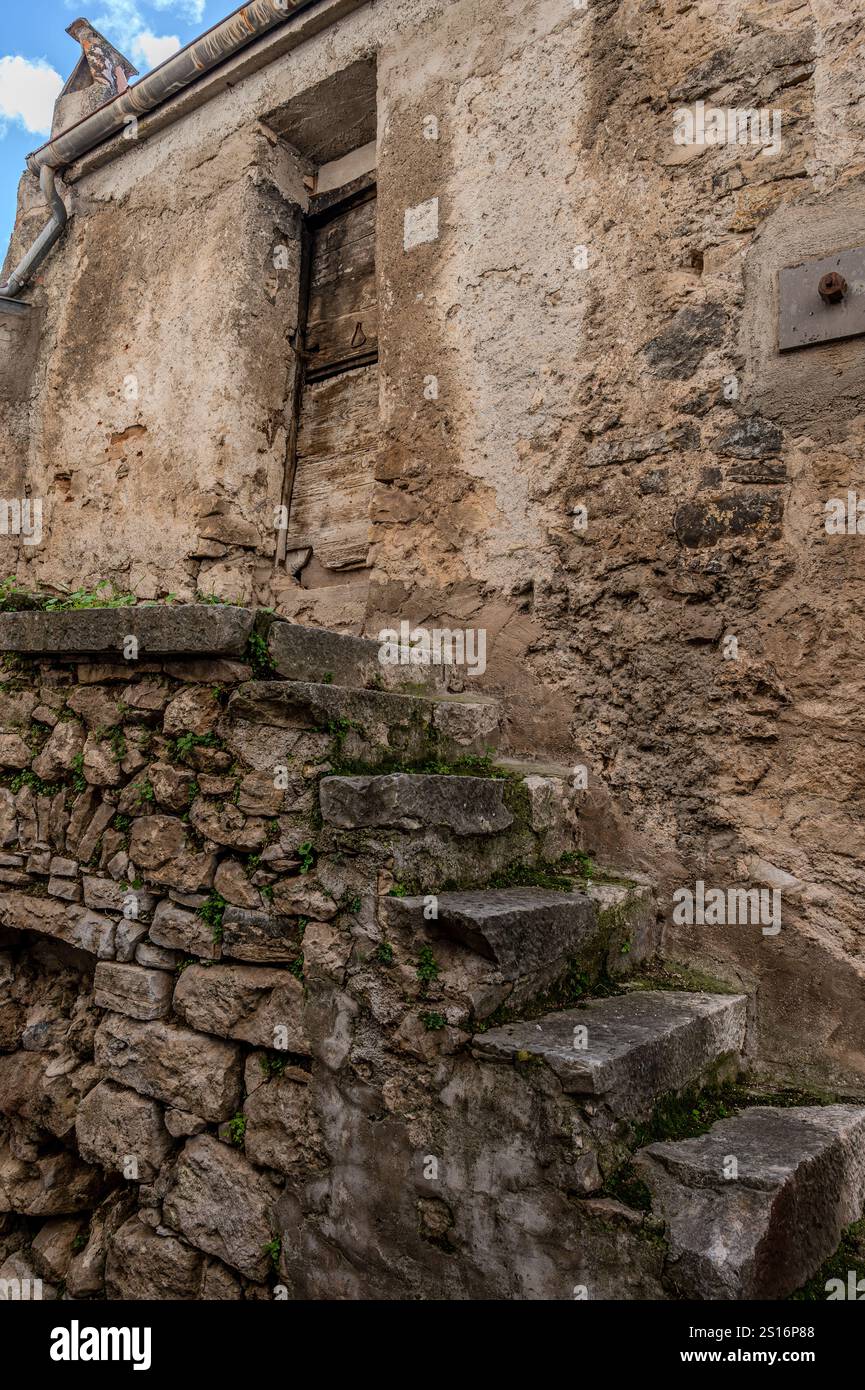 Pesche, village de la province d'Isernia, à Molise, perché le long des pentes abruptes du Mont San Marco, un point blanc contre le vert de la mounta Banque D'Images