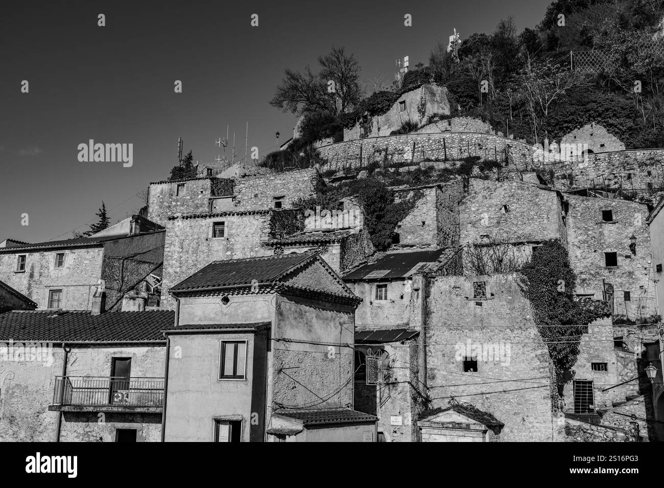 Pesche, village de la province d'Isernia, à Molise, perché le long des pentes abruptes du Mont San Marco, un point blanc contre le vert de la mounta Banque D'Images