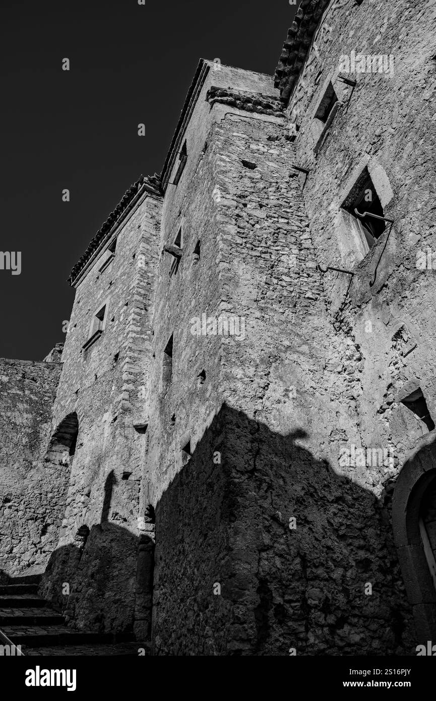 Pesche, village de la province d'Isernia, à Molise, perché le long des pentes abruptes du Mont San Marco, un point blanc contre le vert de la mounta Banque D'Images