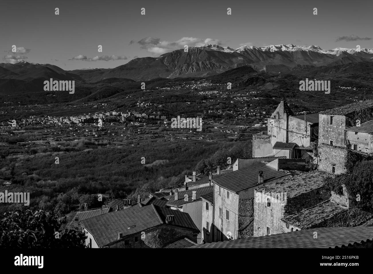 Pesche, village de la province d'Isernia, à Molise, perché le long des pentes abruptes du Mont San Marco, un point blanc contre le vert de la mounta Banque D'Images