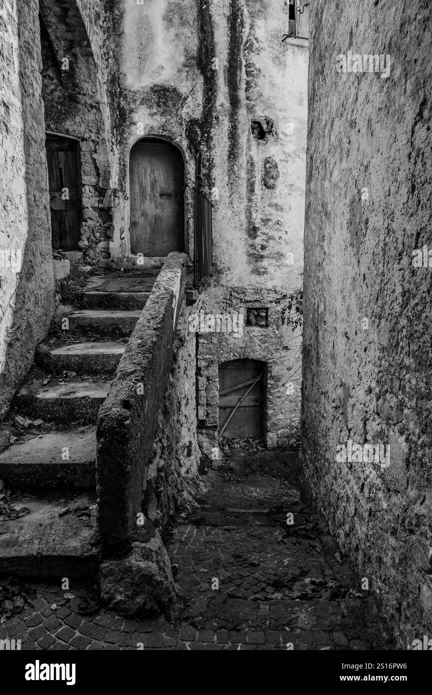 Pesche, village de la province d'Isernia, à Molise, perché le long des pentes abruptes du Mont San Marco, un point blanc contre le vert de la mounta Banque D'Images