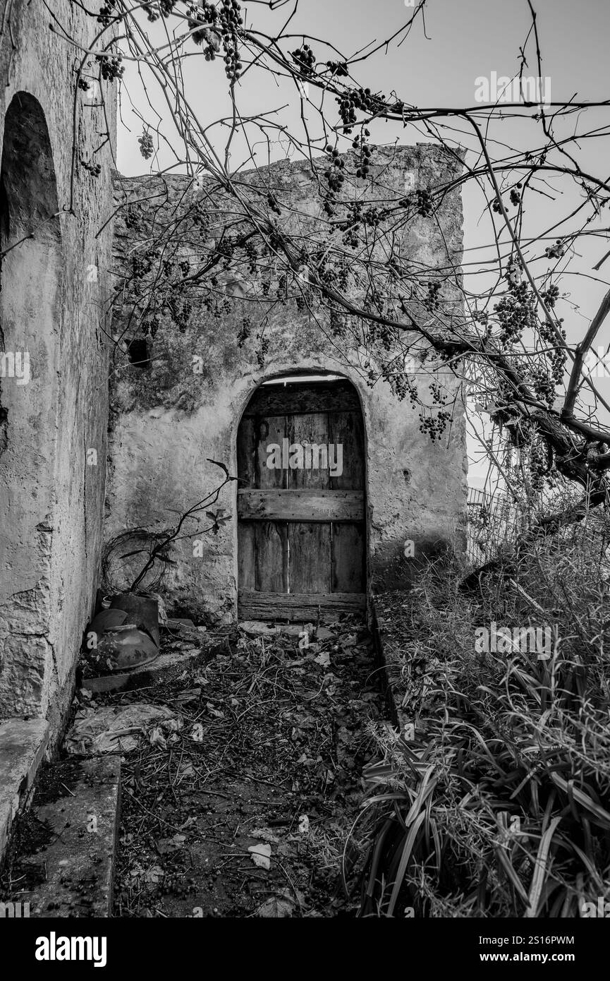 Pesche, village de la province d'Isernia, à Molise, perché le long des pentes abruptes du Mont San Marco, un point blanc contre le vert de la mounta Banque D'Images