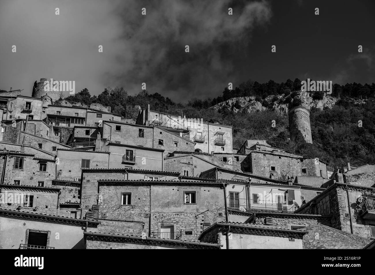 Pesche, village de la province d'Isernia, à Molise, perché le long des pentes abruptes du Mont San Marco, un point blanc contre le vert de la mounta Banque D'Images