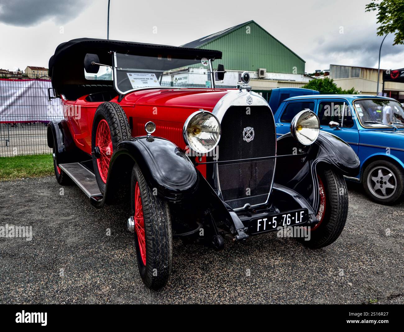 Roche-la-Molière, France - 2 juillet 2023 : salon automobile. Focus sur une torpille Hotchkiss AM 80 rouge de 1929. Banque D'Images Roche-la-Molière, France - 2 juillet 2023 : salon automobile. Focus sur une torpille Hotchkiss AM 80 rouge de 1929. Banque D'Images