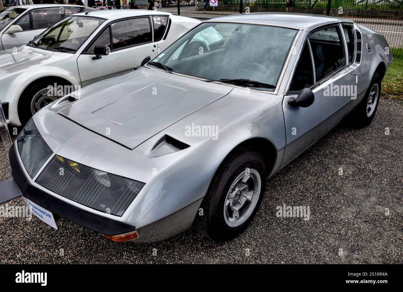 Roche-la-Molière, France - 2 juillet 2023 : salon automobile. Zoom sur un Alpine Renault A310 1600 argent TTB Banque D'Images