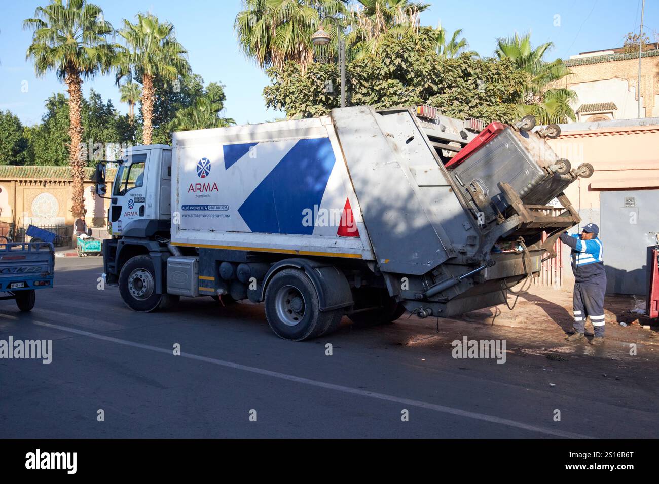 arma environnement arma marrakech bin camion vidant les bacs commerciaux tôt le matin marrakech, maroc Banque D'Images