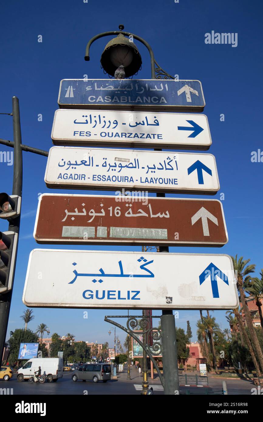 panneaux de rue pour d'autres villes et autoroute à casablanca dans le centre de marrakech, maroc Banque D'Images