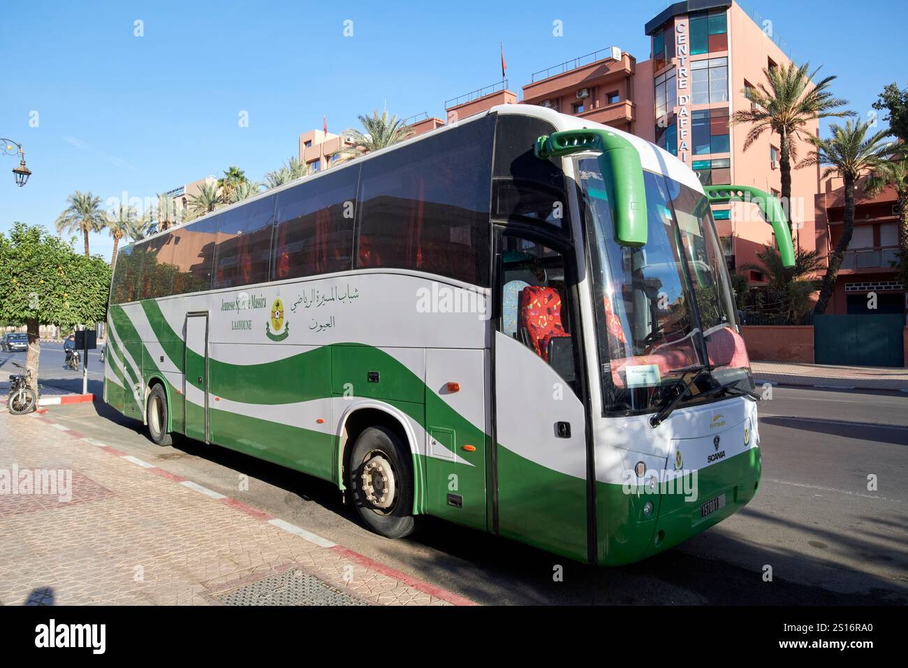 entraîneur de l'équipe de football jeunesse sportive massira garé à gueliz marrakech, maroc Banque D'Images