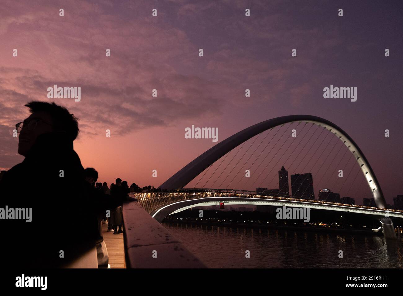 Guangzhou, Chine. 1er janvier 2025. Touristes vus visiter le pont Haixin à Guangzhou. Le pont Haixin est un pont piétonnier qui a été construit pour relier la rive est de l'île d'Ersha et la tour Canton située au-dessus de la rivière des perles à Guangzhou, en Chine. (Photo de Peerapon Boonyakiat/SOPA images/SIPA USA) crédit : SIPA USA/Alamy Live News Banque D'Images