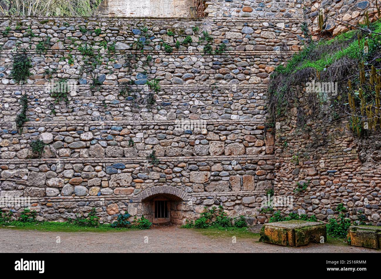Anciens murs de pierre, partie des fortifications extérieures de l'Alhambra. Banque D'Images