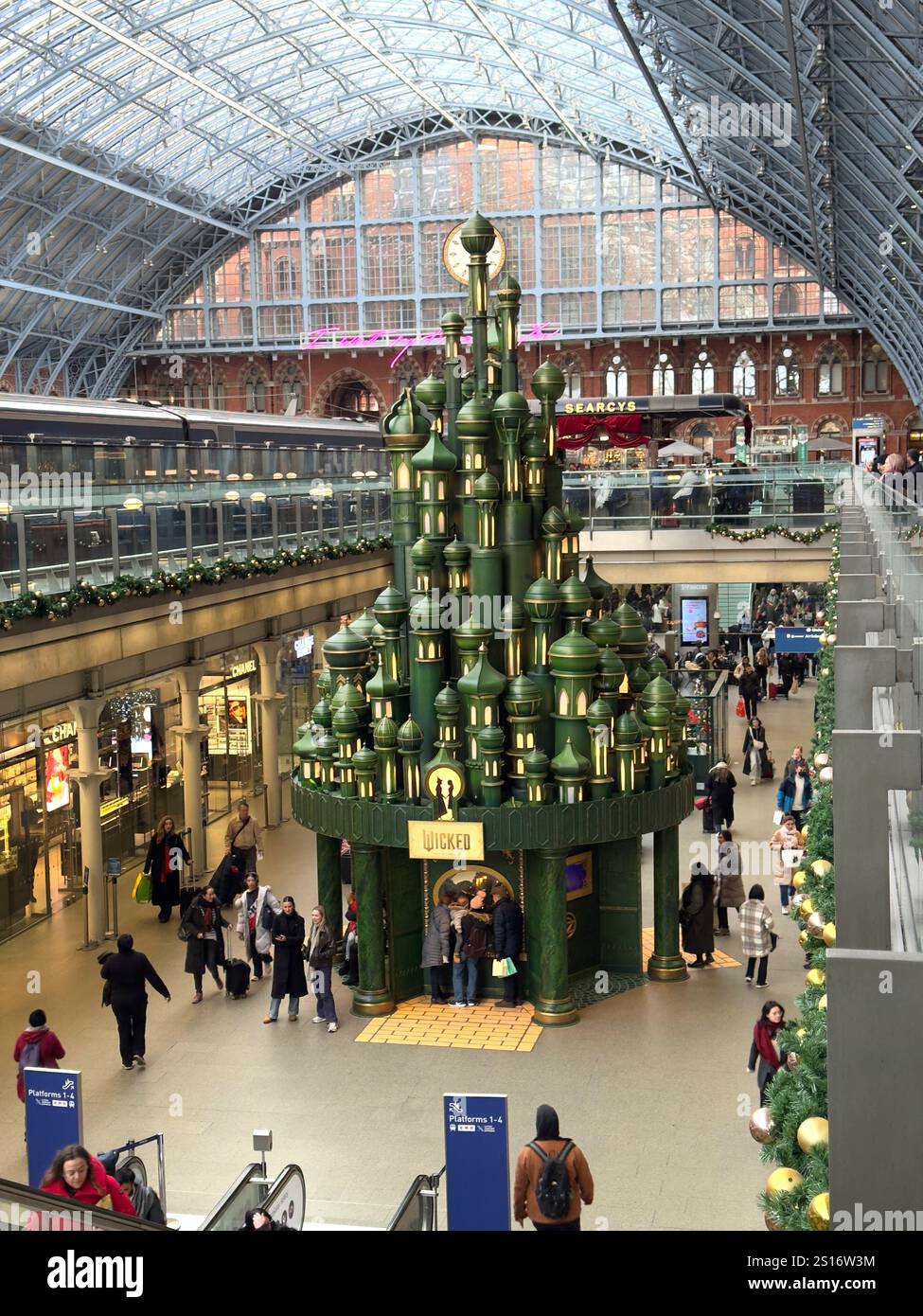 ST. PANCRAS INTERNATIONAL 2024 PROMOTION ARBRE DE NOËL MÉCHANT - Image de stock capturée avec un smartphone