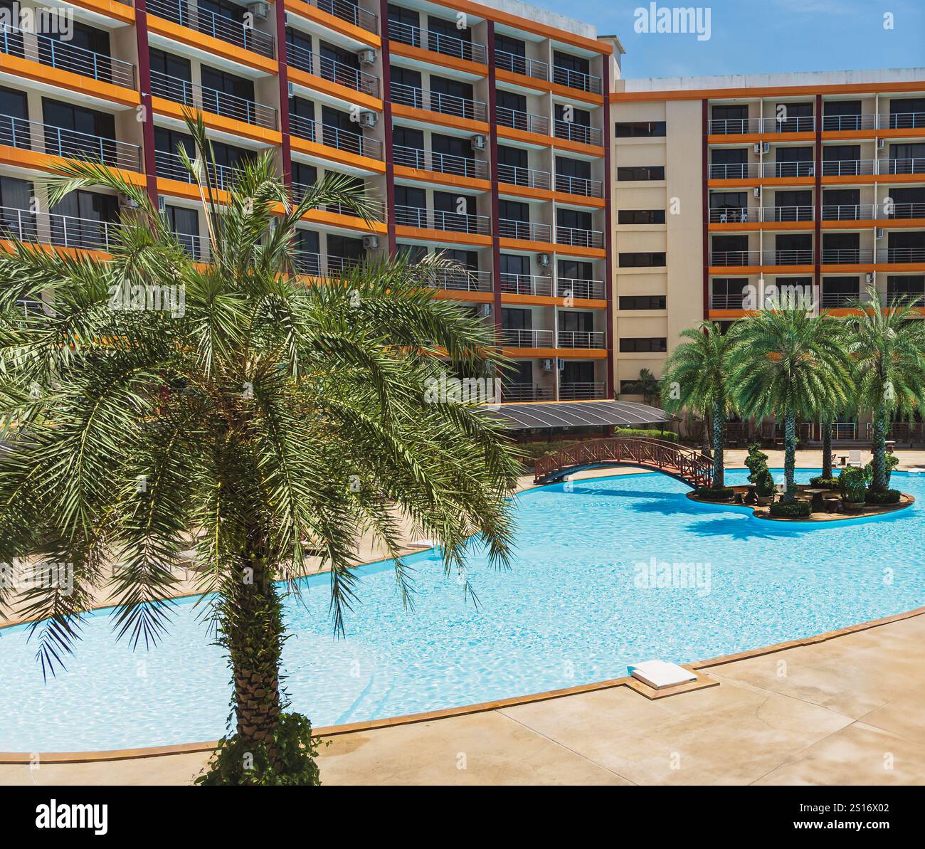 Immeuble d'appartements à Phuket Thaïlande. Piscine avec palmiers autour. Piscine tropicale avec arbres. palmiers pour la piscine. Piscine d'eau Banque D'Images