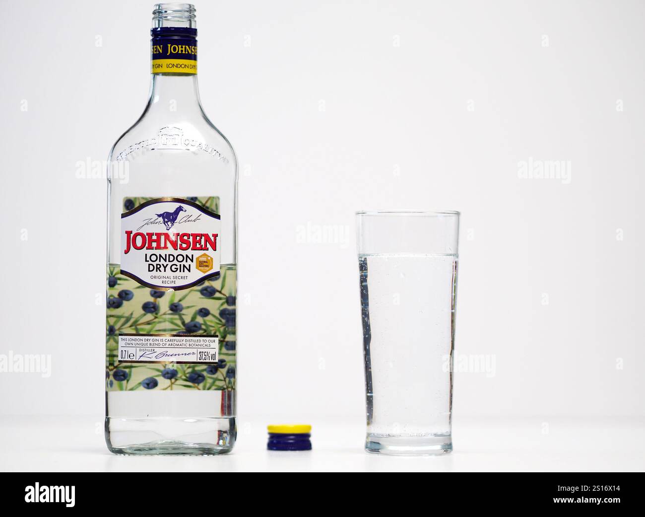 Bavière, Allemagne - 1er janvier. 2025 : dans cette illustration photo, Johnsen London gin sec, bouteille de recette secrète originale est vu affiché. Banque D'Images