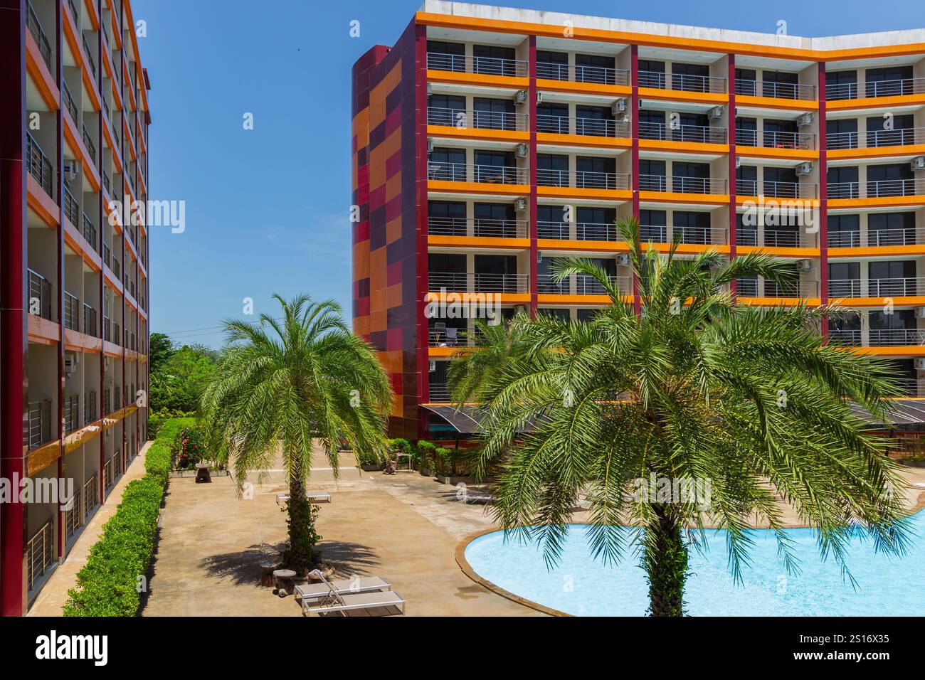 Immeuble d'appartements à Phuket Thaïlande. Piscine avec palmiers autour. Piscine tropicale avec arbres. palmiers pour la piscine. Piscine d'eau Banque D'Images