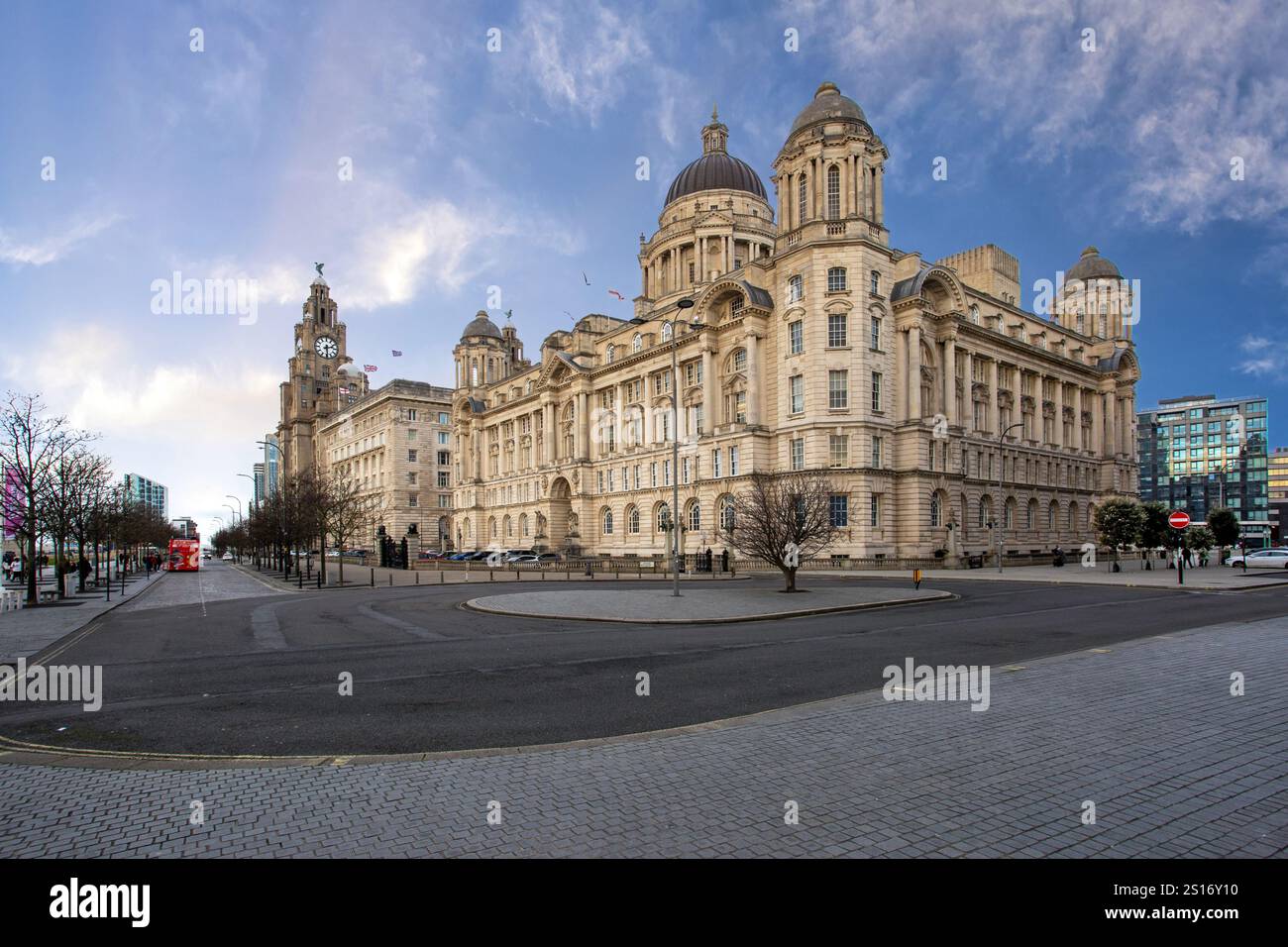 Le bâtiment du Port de Liverpool, bâtiment classé Grade II à Liverpool, en Angleterre, ainsi que le bâtiment Cunard et le bâtiment Liver sur Pier Head Banque D'Images