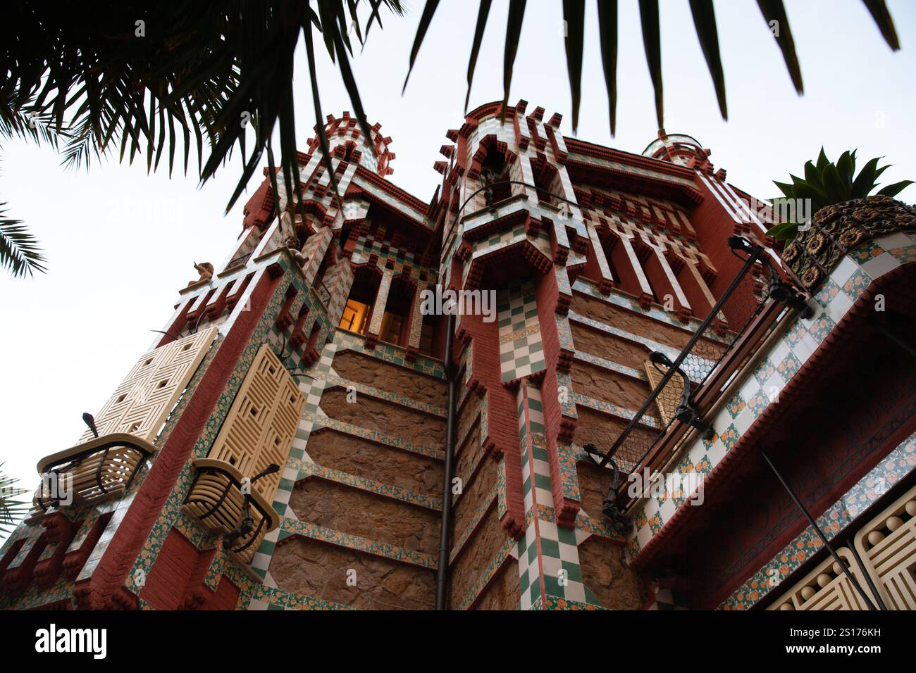 Casa Vicens, Barcelone - Oct 2023 : ce superbe bâtiment conçu par Gaudi présente des carreaux vibrants et des détails complexes, encadrés par des feuilles de palmier luxuriantes Banque D'Images