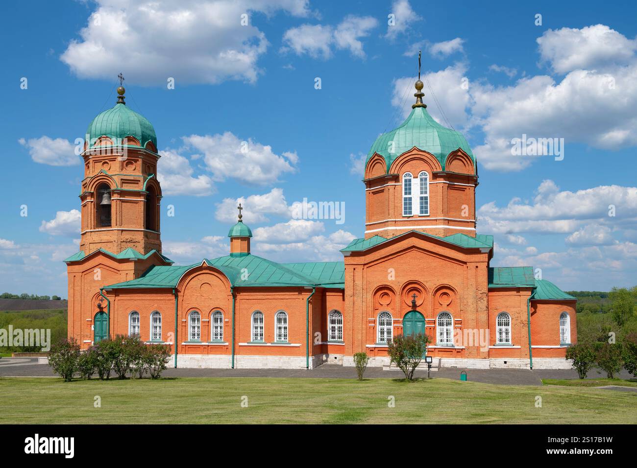MONASTYRSCHINO, RUSSIE - 21 MAI 2024 : L'église de la Nativité de la Bienheureuse Vierge Marie un jour ensoleillé de mai. Le musée de la bataille de Kulikovo et Memori Banque D'Images