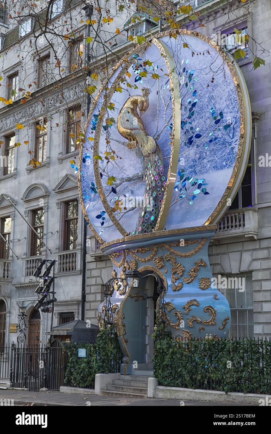 Façade de Noël, Un oiseau magique à l'intérieur D'Un globe à neige Banque D'Images