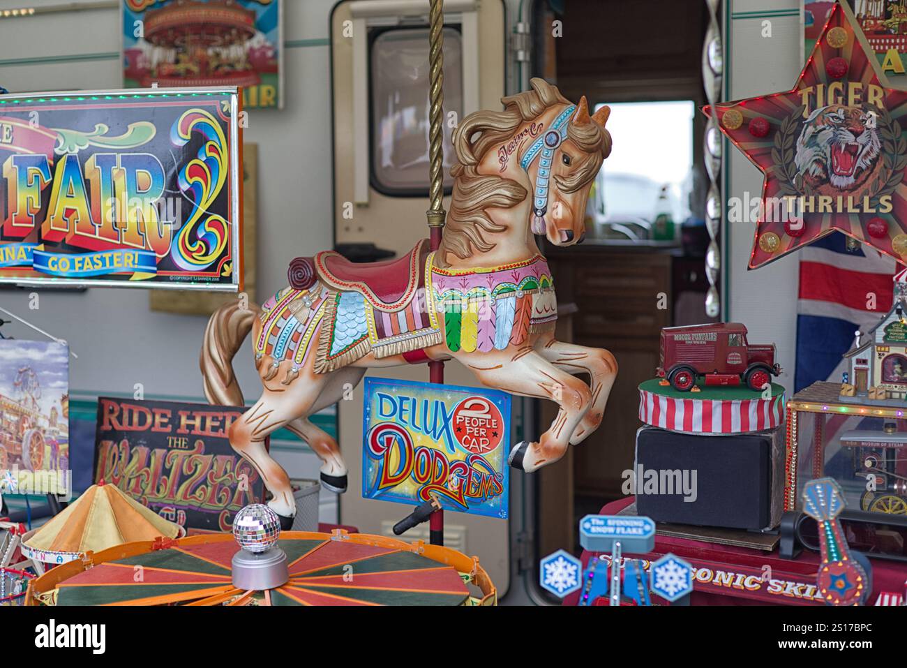 Fairground ride, modèle d'un cheval Galloping Banque D'Images