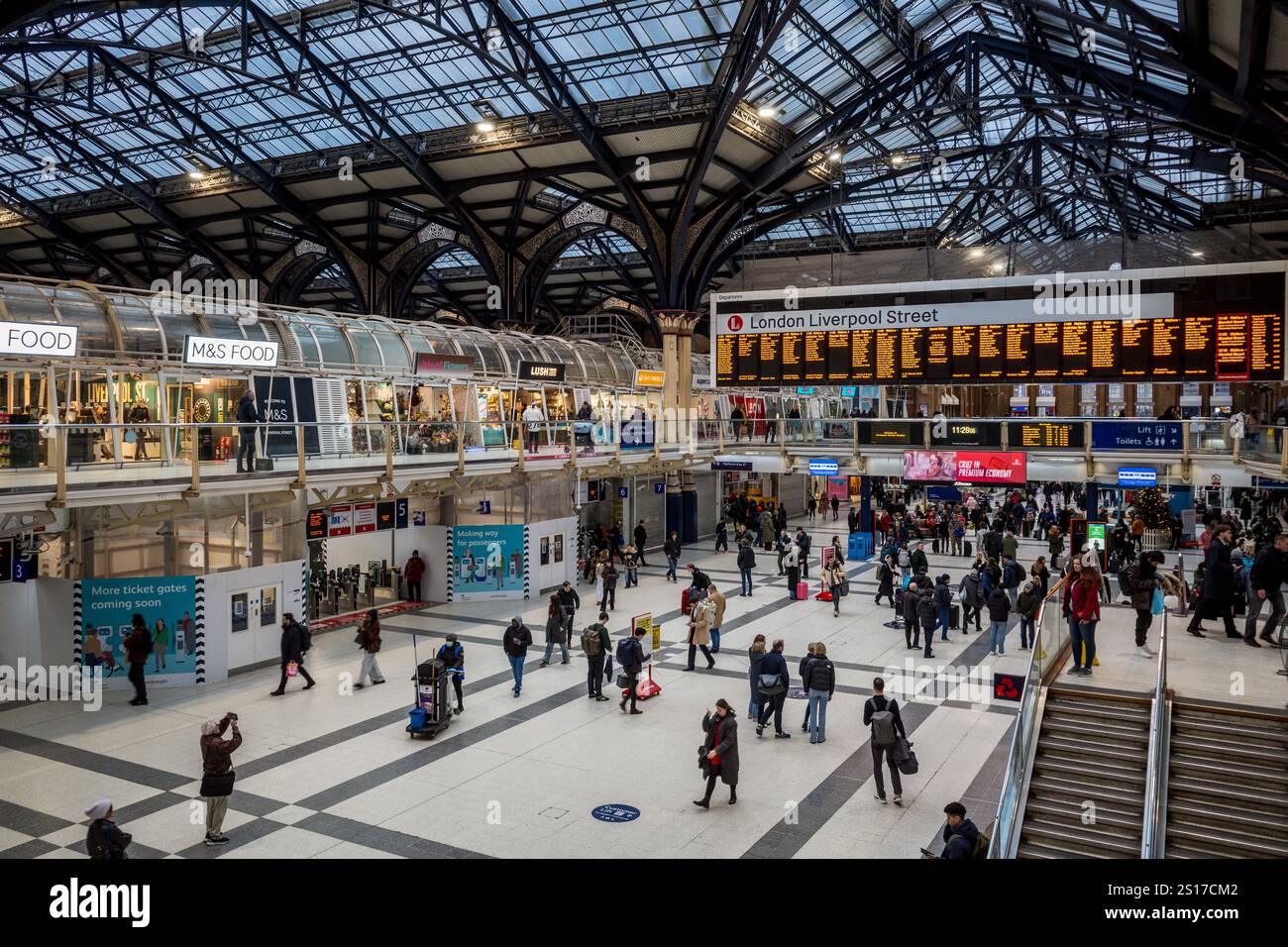Liverpool Street Station London - navetteurs à Liverpool St Station, l'une des lignes principales les plus fréquentées de Londres et des stations d'échange. Il a ouvert ses portes en 1874. Banque D'Images