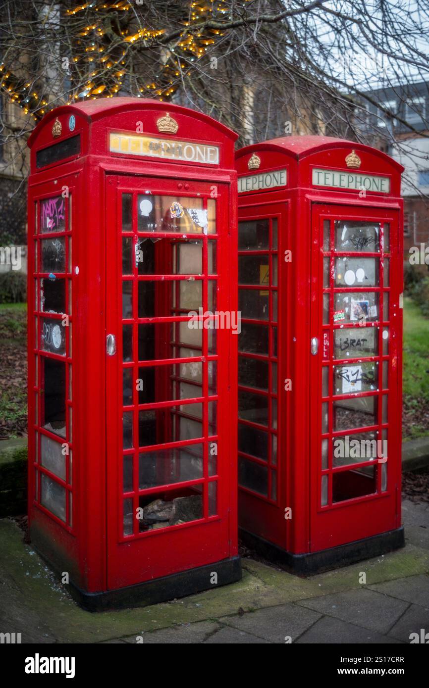 K6 kiosques téléphoniques à Norwich Royaume-Uni. Ces kiosques ont été vandalisés avec des vitres cassées. Conçu en 1935 par Giles Gilbert Scott. Banque D'Images