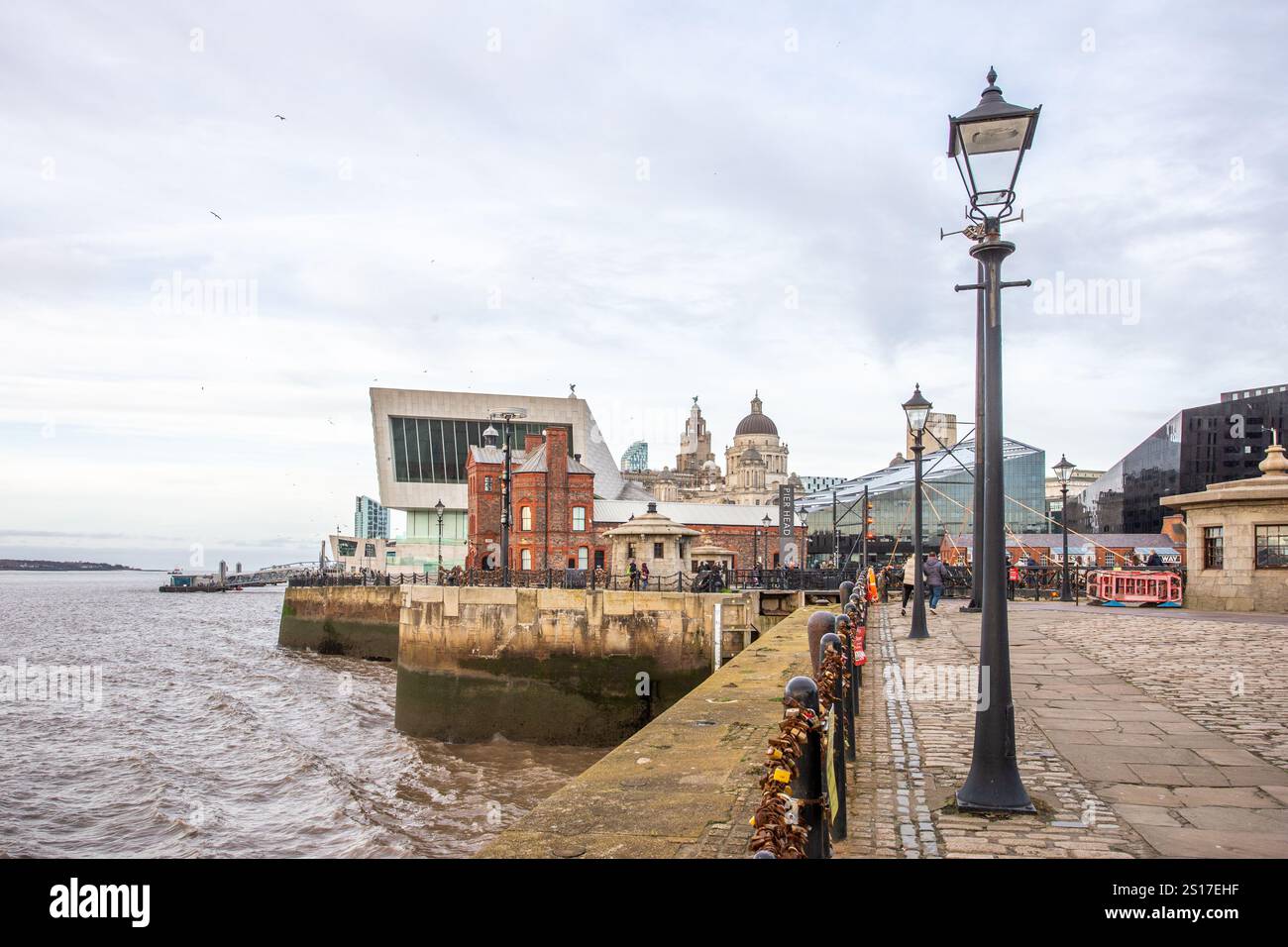 La promenade le long de la Pier Head dans la ville merseyside de liverpool angleterre royaume-uni Banque D'Images