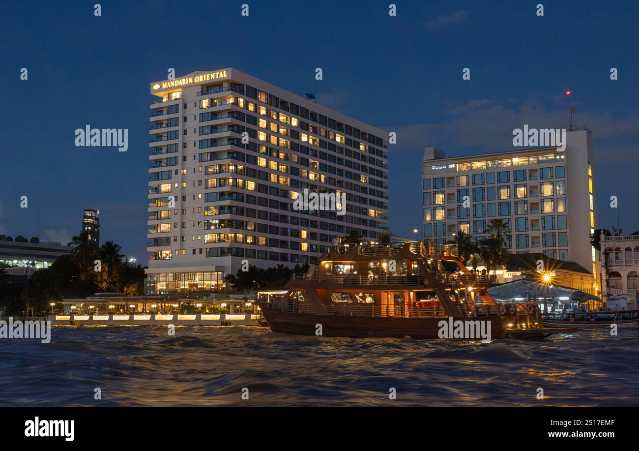 Bangkok, Thaïlande 15 novembre 2023. Une vue nocturne de l'hôtel Mandarin Oriental illuminant le fleuve Chao Phraya. Banque D'Images