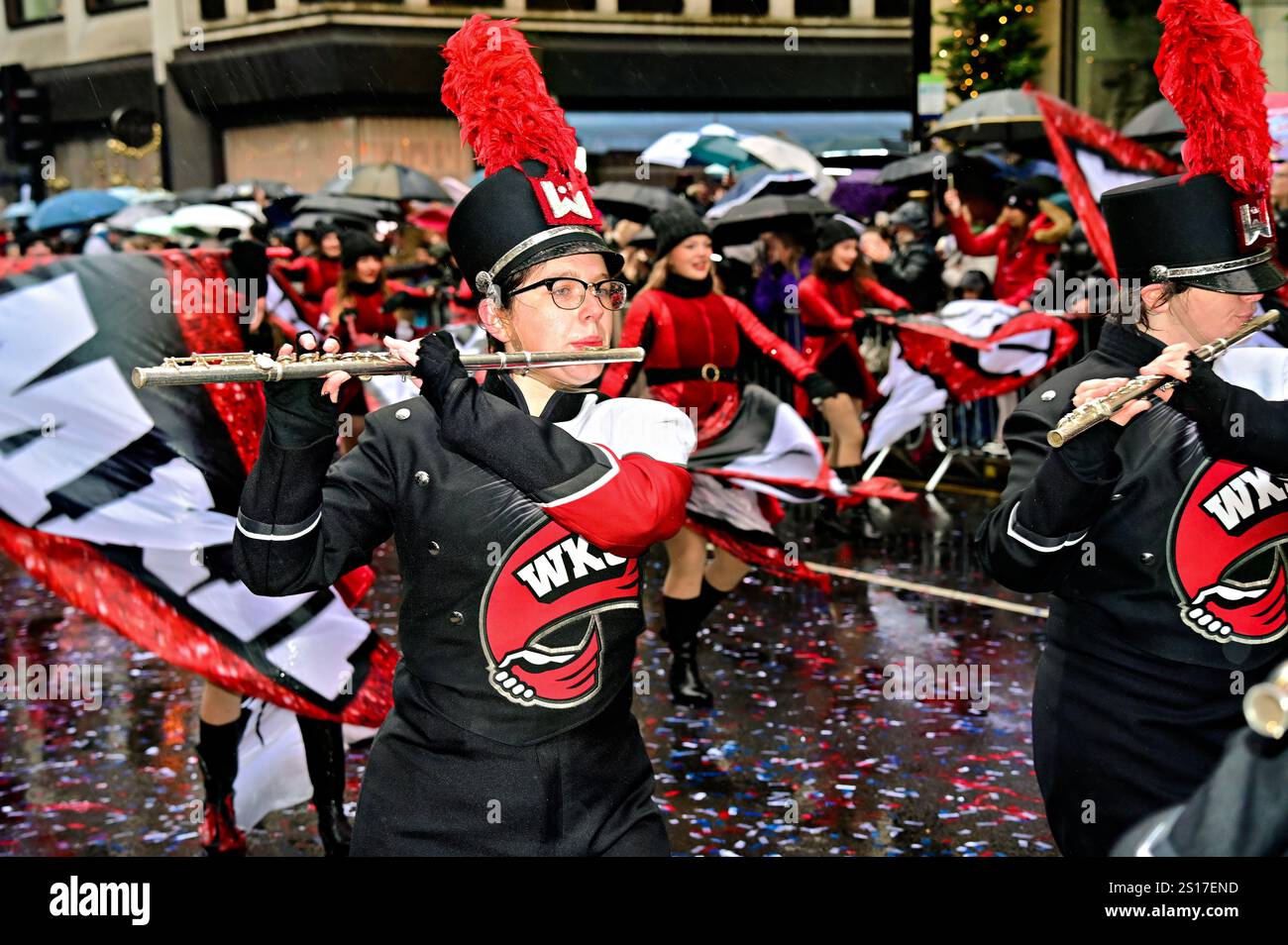 LONDRES, ANGLETERRE : 1er janvier 2025 : le spectacle international annuel des participants doit se poursuivre dans la parade du nouvel an 2025 de Londres, qu'il pleuve ou qu'il brille. (Photo de 李世惠/See Li/Picture Capital) Banque D'Images