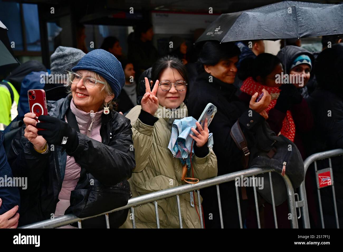 LONDRES, ANGLETERRE : 1er janvier 2025 : le spectacle international annuel des participants doit se poursuivre dans la parade du nouvel an 2025 de Londres, qu'il pleuve ou qu'il brille. (Photo de 李世惠/See Li/Picture Capital) Banque D'Images