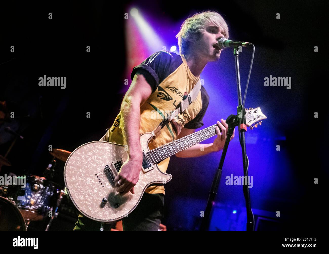 Waterparks (chanteur/guitariste Awsten Knight) jouant en direct au Birmingham O2 Institute, le 27 août 2016 Banque D'Images