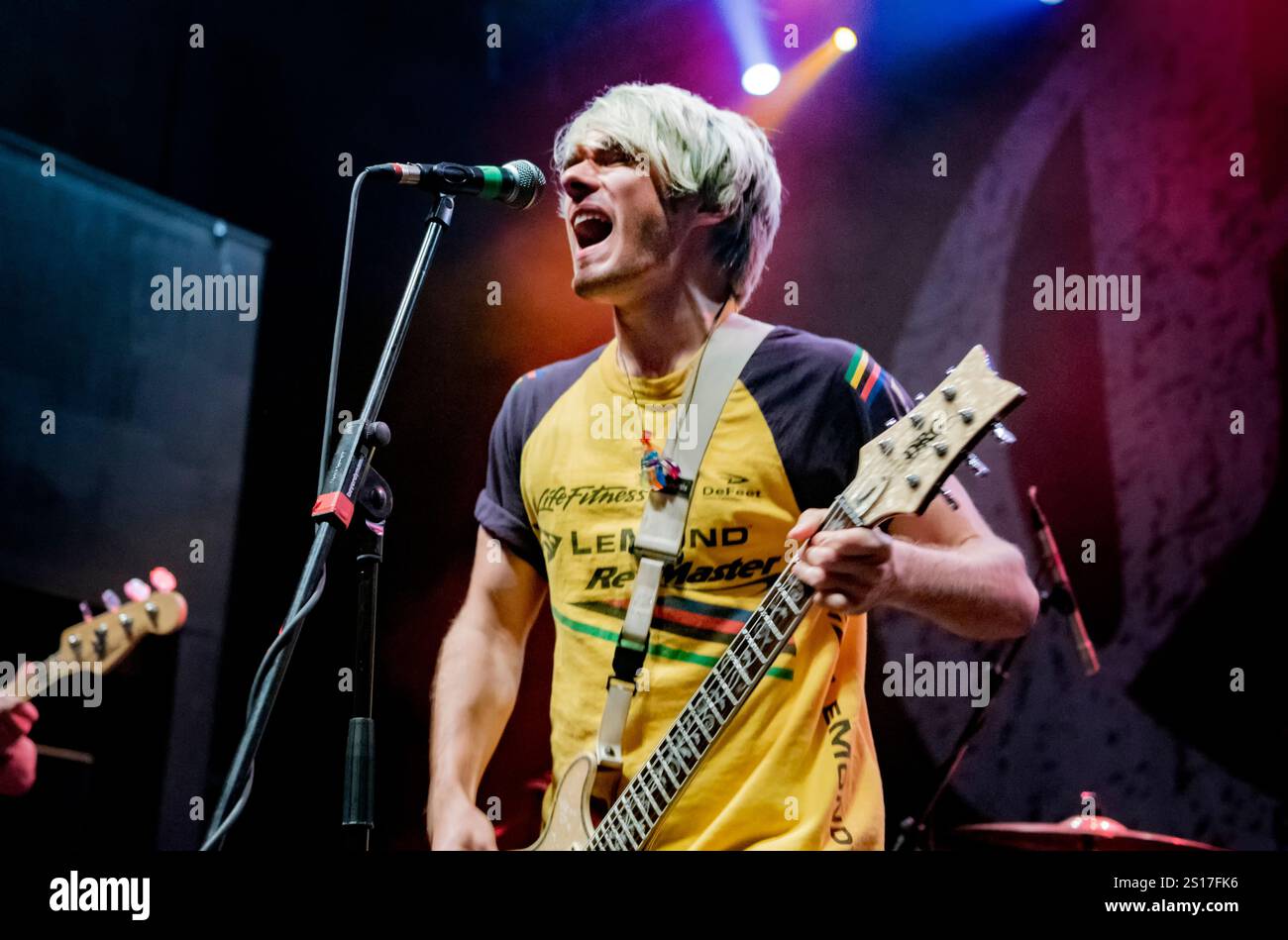 Waterparks (chanteur/guitariste Awsten Knight) jouant en direct au Birmingham O2 Institute, le 27 août 2016 Banque D'Images