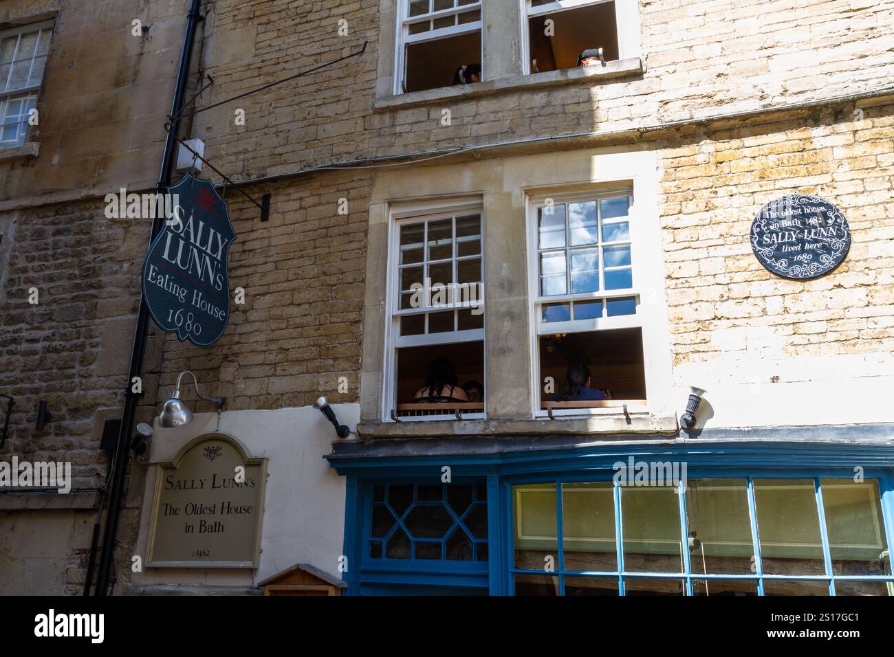 BATH, ANGLETERRE AOÛT 26 2021 : face de Sally Lunn's Historic Eating House, l'un des plus anciens bâtiments de Bath, portrait Banque D'Images