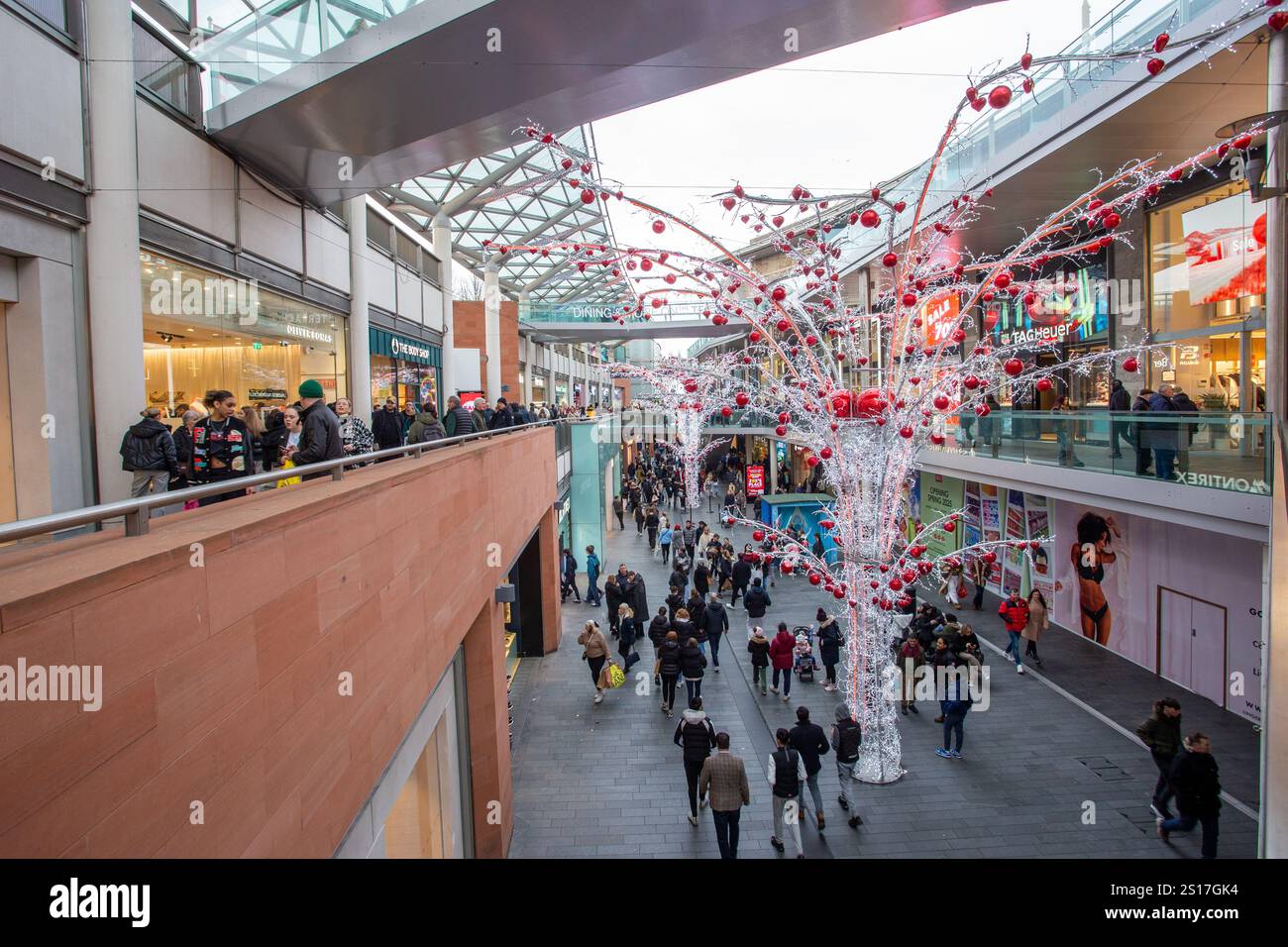 Les gens faisant du shopping aux ventes après Noël dans le centre de la ville merseyside de Liverpool à Liverpool One Banque D'Images