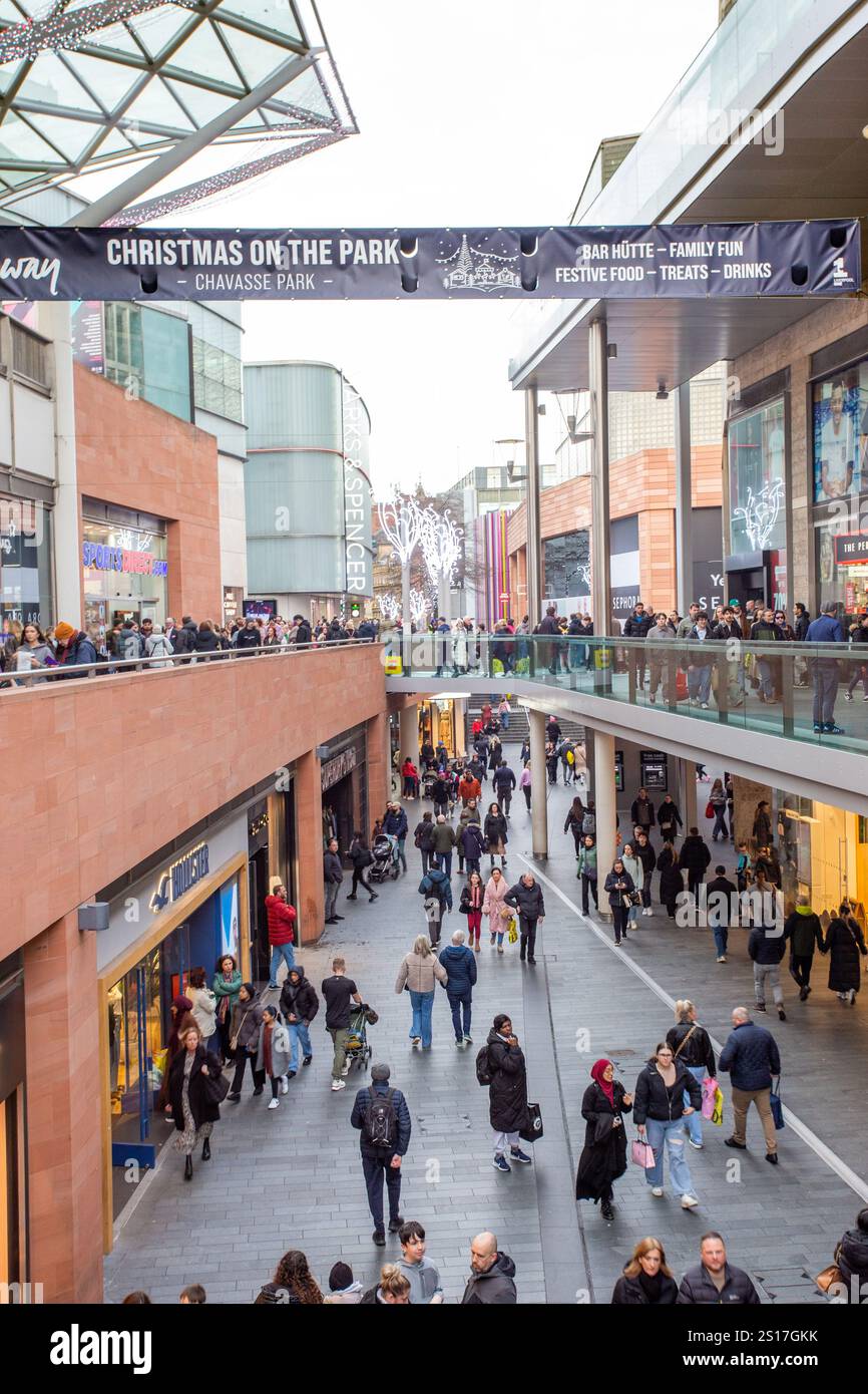 Les gens faisant du shopping aux ventes après Noël dans le centre de la ville merseyside de Liverpool à Liverpool One Banque D'Images