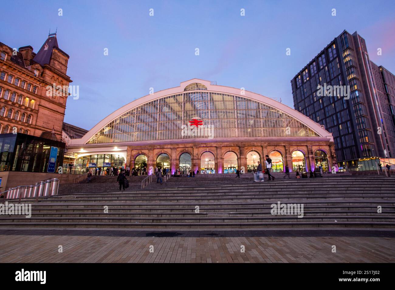 La station Liverpool Lime Street s'est éclairée dans la lumière de l'hiver en début de soirée Banque D'Images