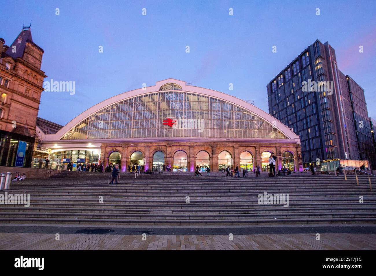 La station Liverpool Lime Street s'est éclairée dans la lumière de l'hiver en début de soirée Banque D'Images