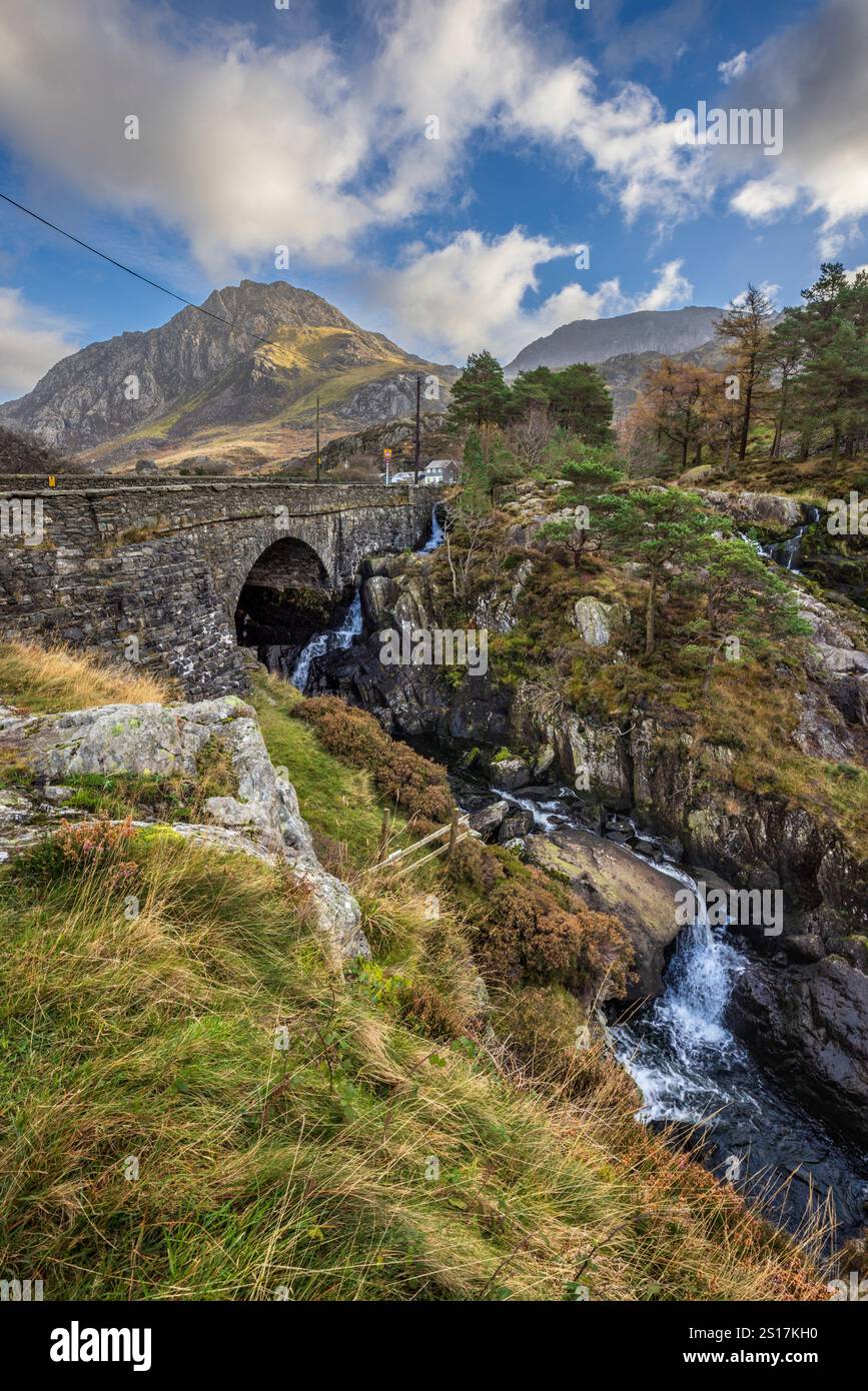 Les chutes d'Ogwen près de Llyn Ogwen avec la montagne Tryfan en arrière-plan, Snowdonia, Conwy, pays de Galles du Nord Banque D'Images