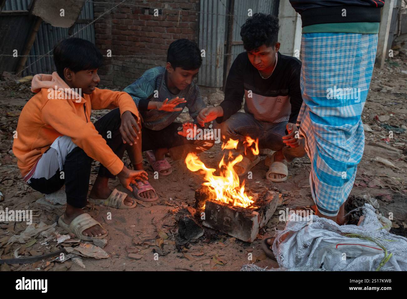 Dhaka, Bangladesh. 1er janvier 2025. Le pays est confronté à un froid sévère le premier jour de l'année. Les enfants se réchauffent en allumant des feux dans la rue pour échapper au froid à Dhaka, au Bangladesh, le 1er janvier 2025. (Crédit image : © Md. Rakibul Hasan Rafiu/ZUMA Press Wire) USAGE ÉDITORIAL SEULEMENT! Non destiné à UN USAGE commercial ! Banque D'Images