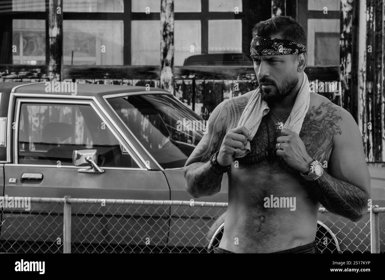 Gangster sur la rue du crime. Crime membres de gangs hispaniques. Gangsta crimes style. Cambrioleur hispanique. Homme de crime en colère ethnique. Crime Man avec tatouage sur fort Banque D'Images