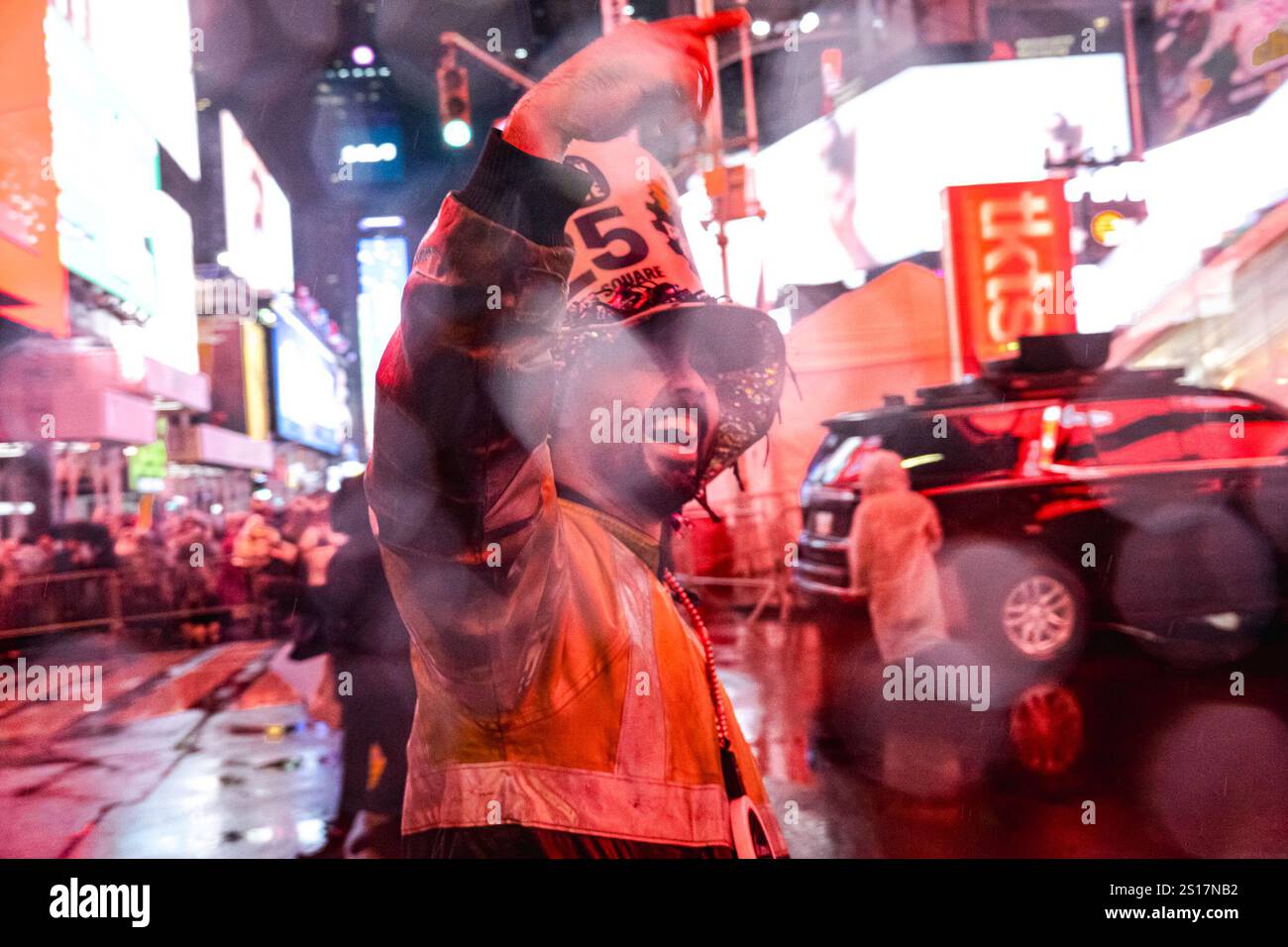 New York, New York, États-Unis. 31 décembre 2024. Un travailleur de l'assainissement de New York célèbre alors que les fêtards sonnent pour le nouvel an à Time Square, New York, le 31 décembre 2024. (Crédit image : © Laura Brett/ZUMA Press Wire) USAGE ÉDITORIAL SEULEMENT! Non destiné à UN USAGE commercial ! Banque D'Images