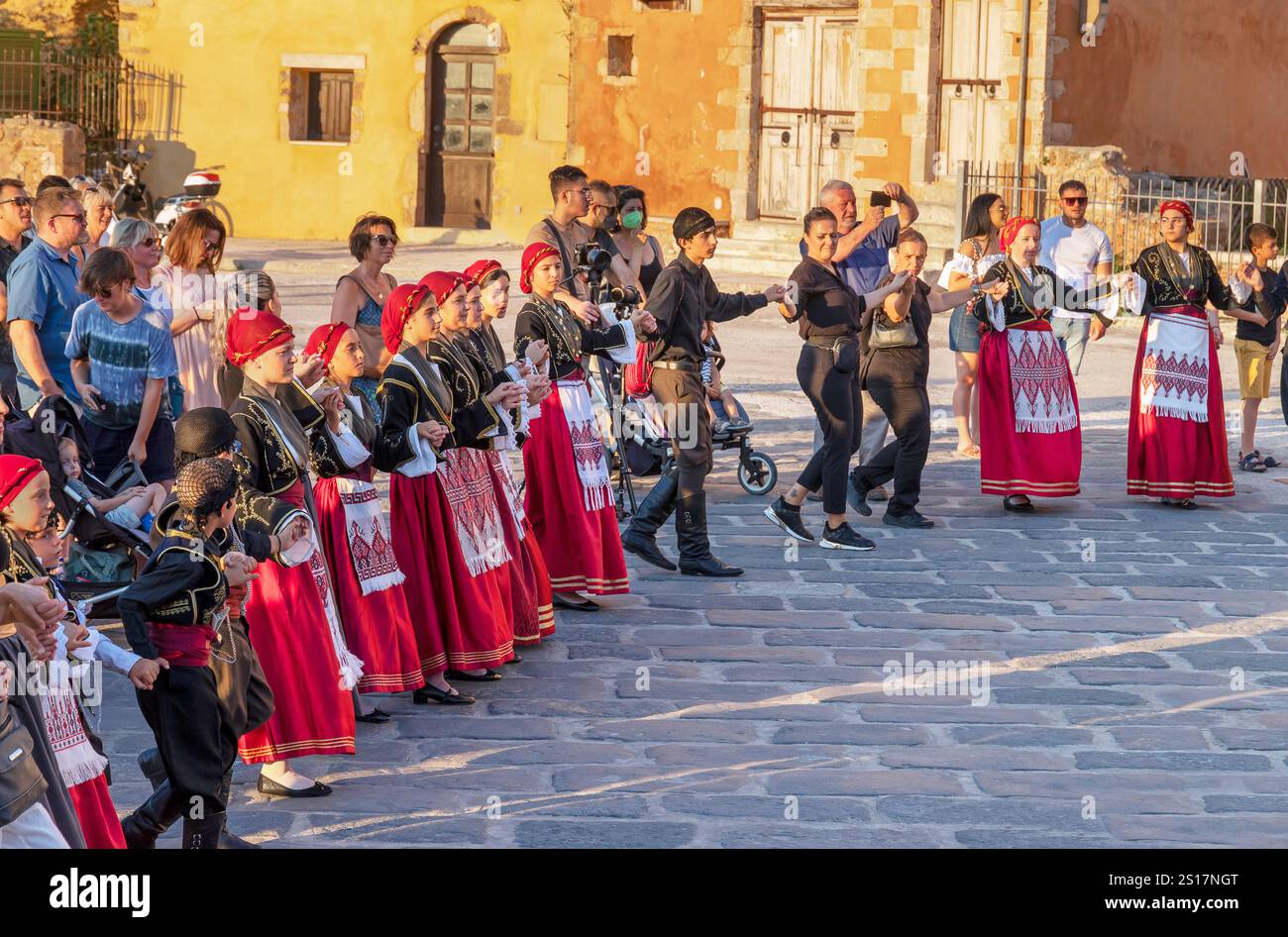 Groupe de personnes qui exécutent la danse traditionnelle grecque, la Canée, la Crète, les îles grecques, la Grèce Banque D'Images