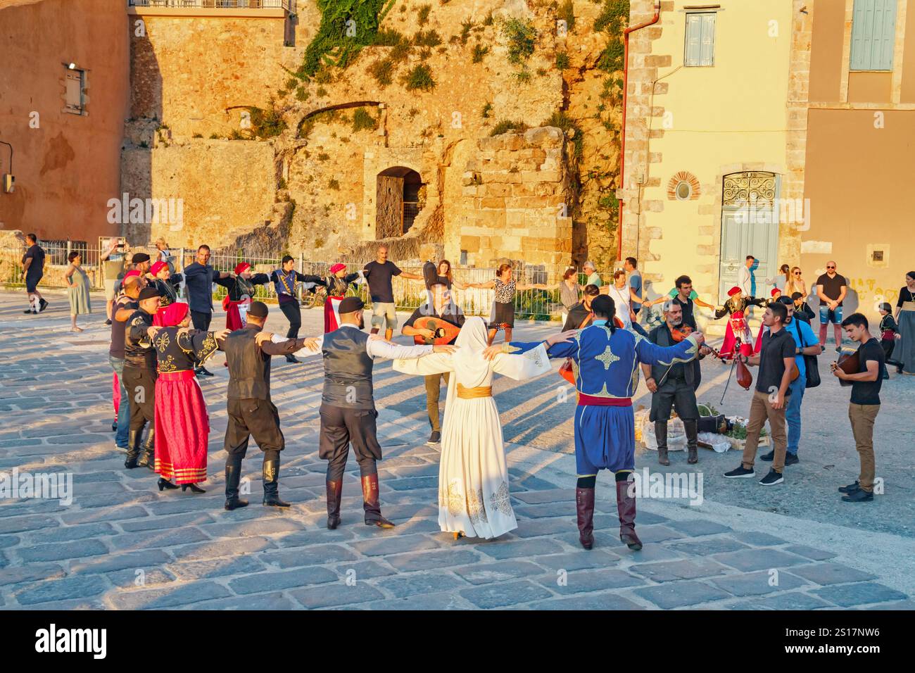 Groupe de personnes qui exécutent la danse traditionnelle grecque, la Canée, la Crète, les îles grecques, la Grèce Banque D'Images