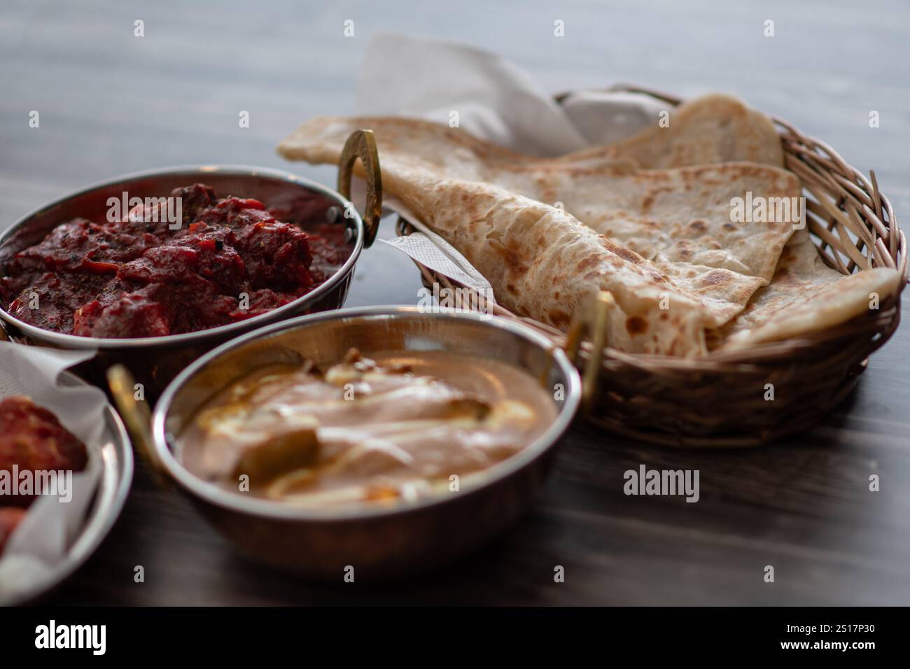 Cuisine indienne Thali combine un repas de style indien avec du poulet, de la viande, du roti, du riz et de la salade. Combinaisons alimentaires indiennes. Copyspace Banque D'Images